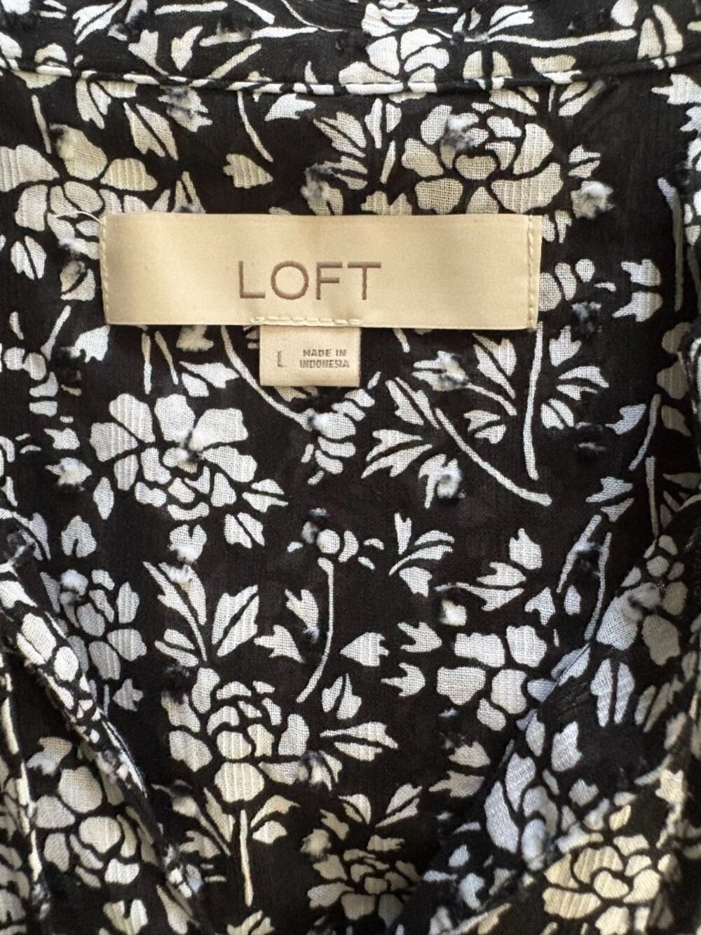 LOFT Black and White Floral Ruffle Neckline Sleeveless Top Size Large - Picture 3 of 4